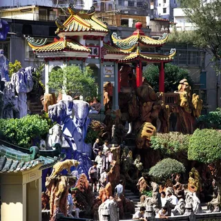 园林内假山上的景观亭