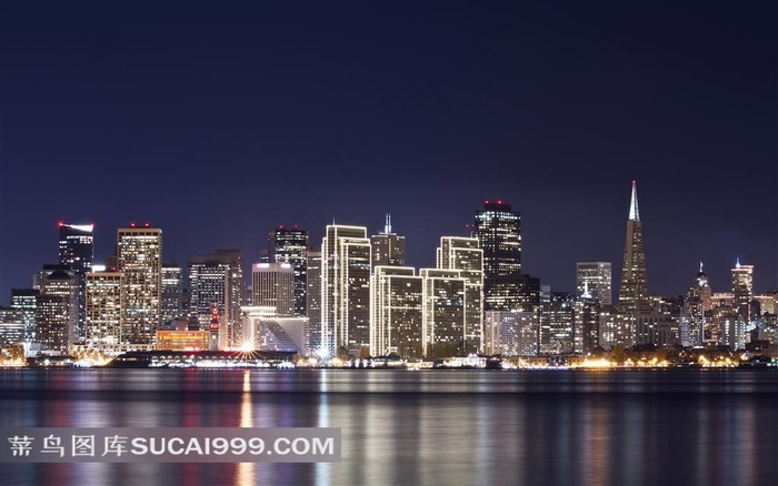 海滨城市的夜景