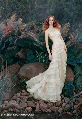 森林中的古典美女