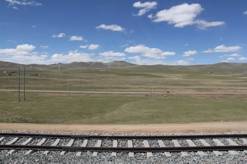 西藏铁轨天空图片