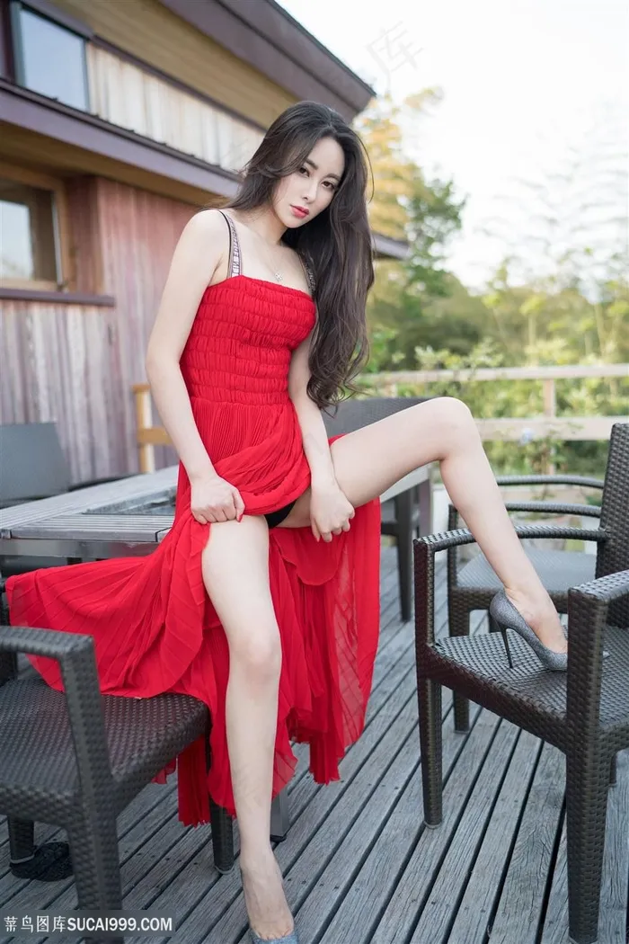穿着红色裙子的性感美女穆菲菲高清图片