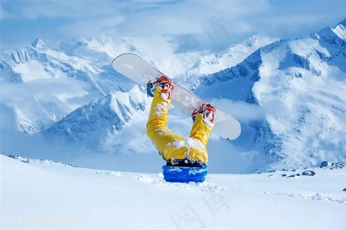 掉进雪堆的滑雪人物高清图片