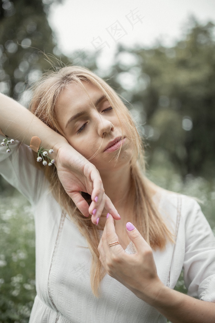 闭眼睛户外少妇图片