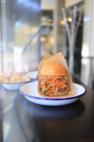 黄色美味汉堡摄影素材