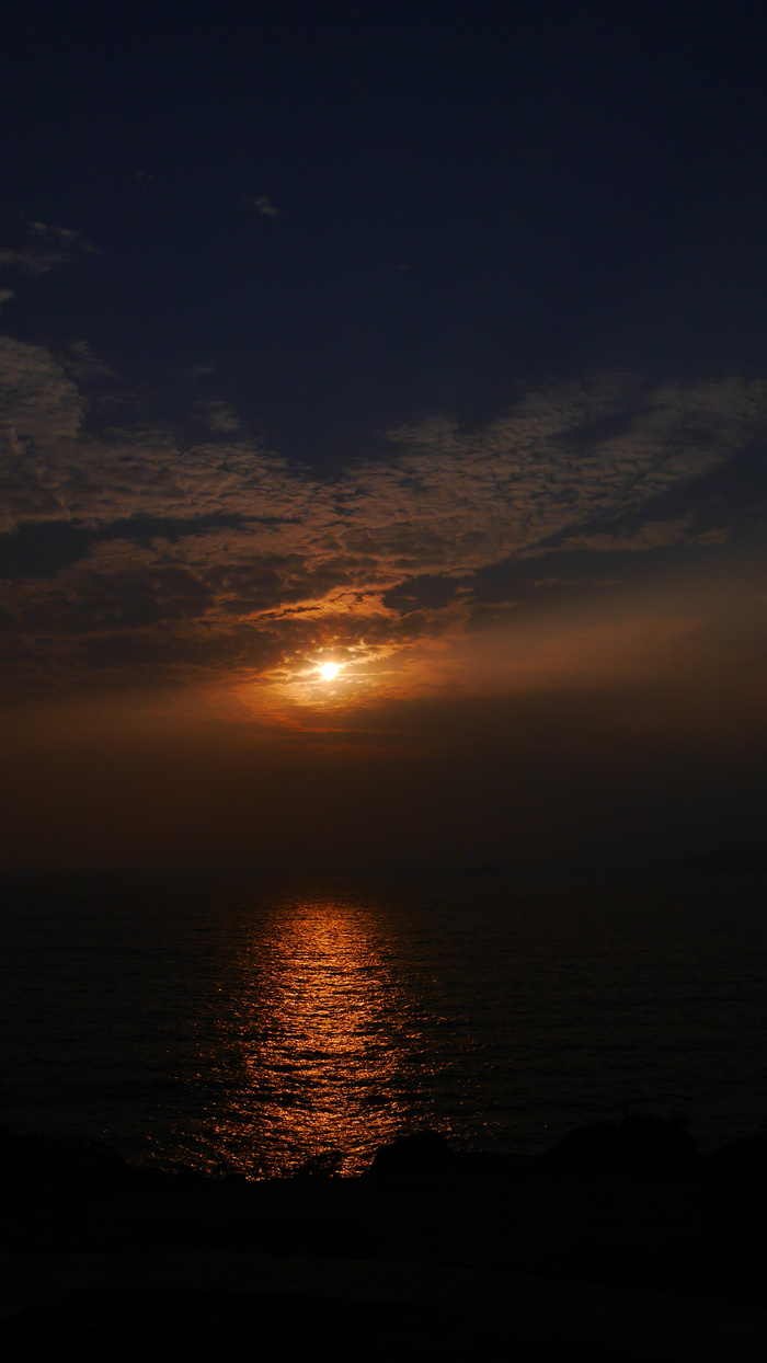 夏日海边波光粼粼日出