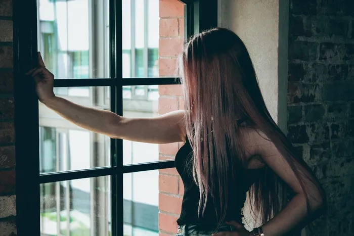 美女窗台看风景图片