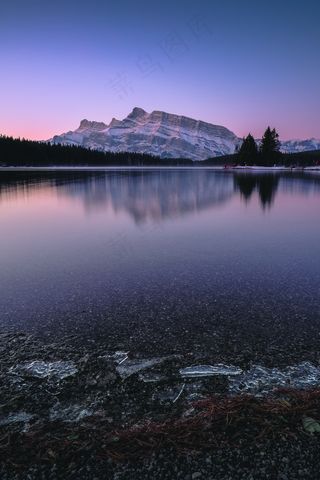 平静湖面倒影风光图片