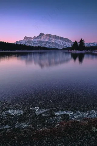 平静湖面倒影风光图片
