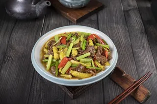 野山椒炒牛肉美食摄影图片