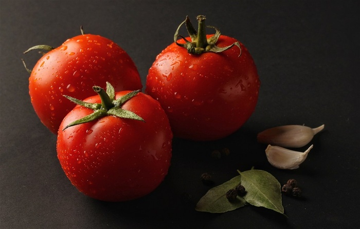 新鲜带水珠的西红柿图片