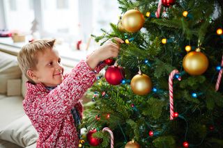 圣诞节室内人物挂圣诞球场景圣诞送礼物(33)