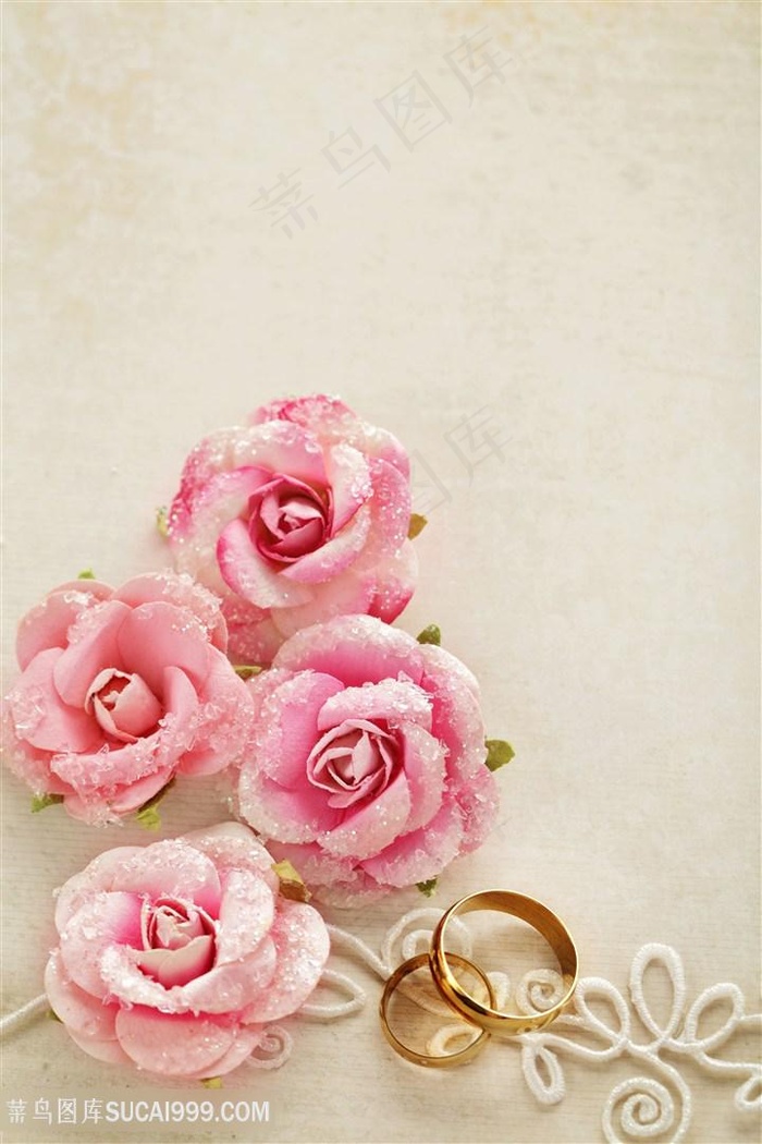 粉色花朵与金色戒指高清图片