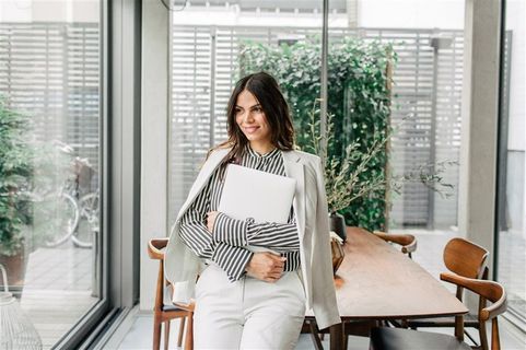 办公室抱文件商务美女