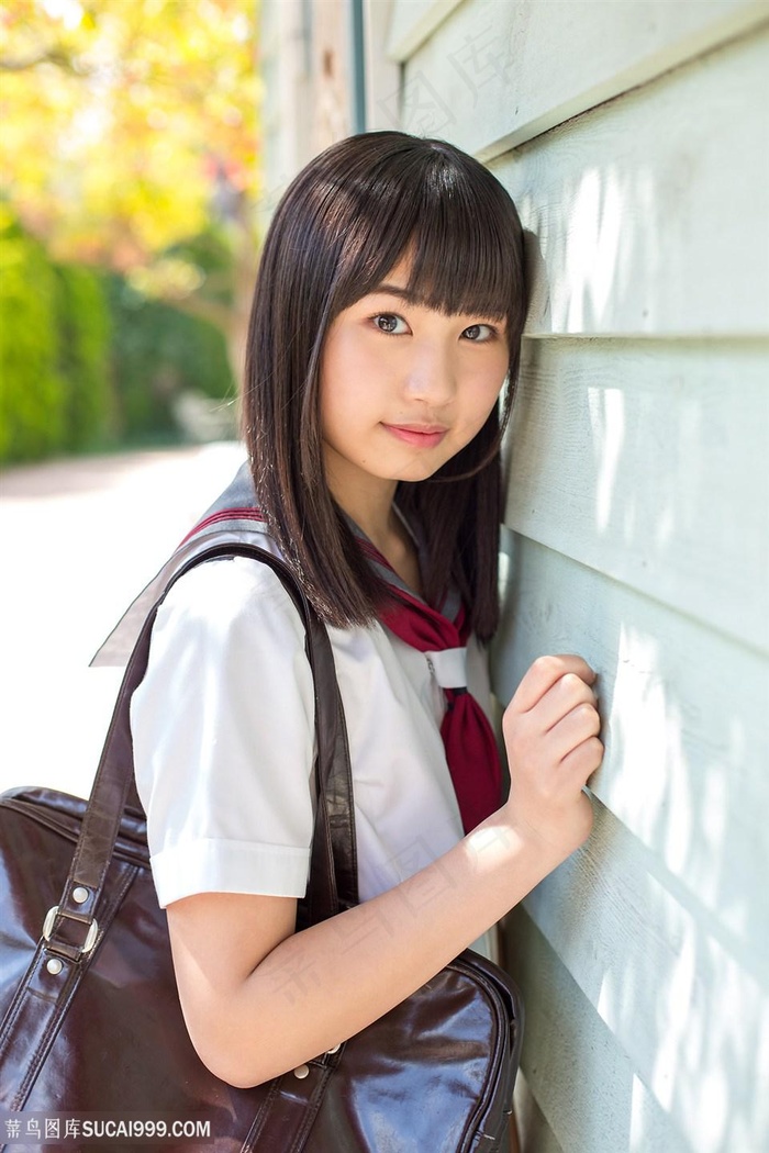 趴在墙边的日本高清美女学生图片