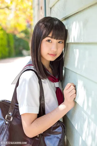 趴在墙边的日本高清美女学生图片