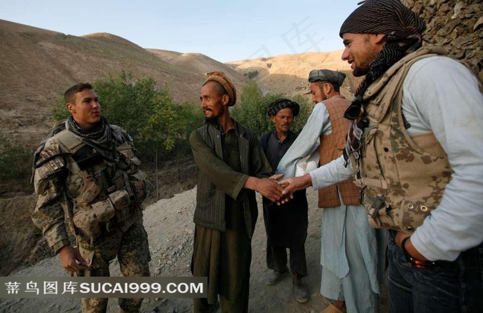 和老百姓握手的士兵