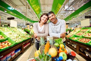 情侣水果超市购物