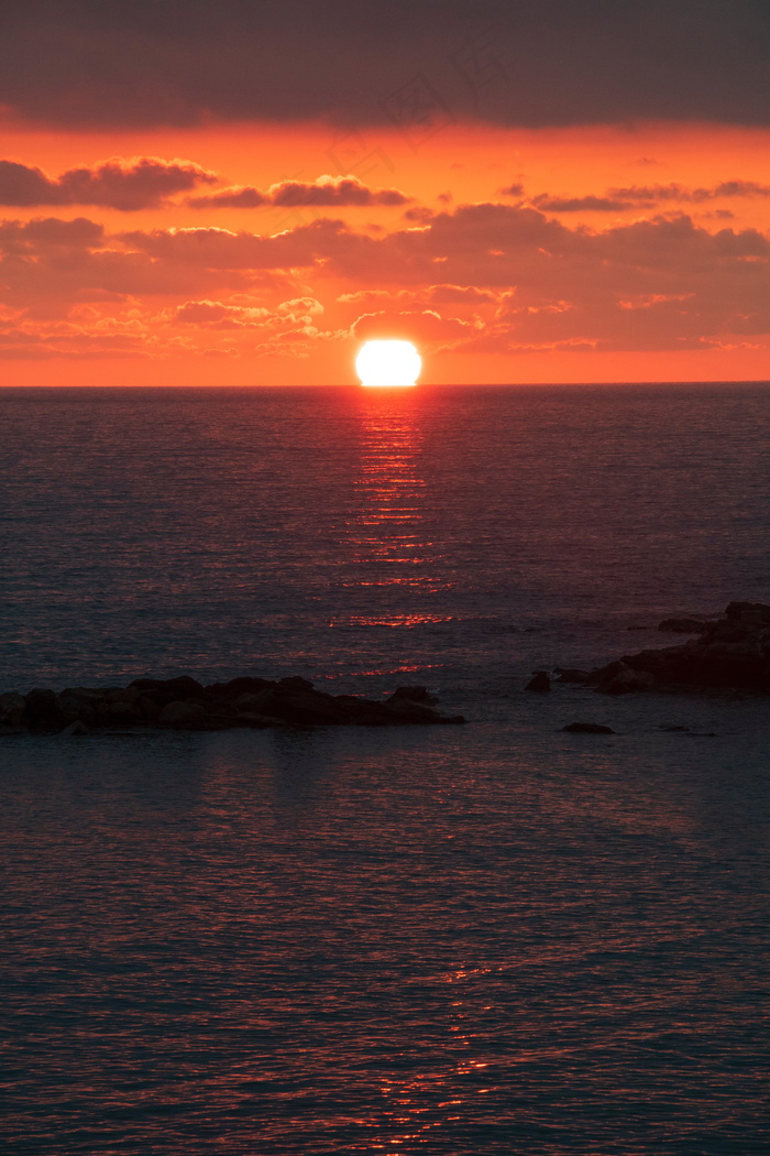 夕阳海上日落图片