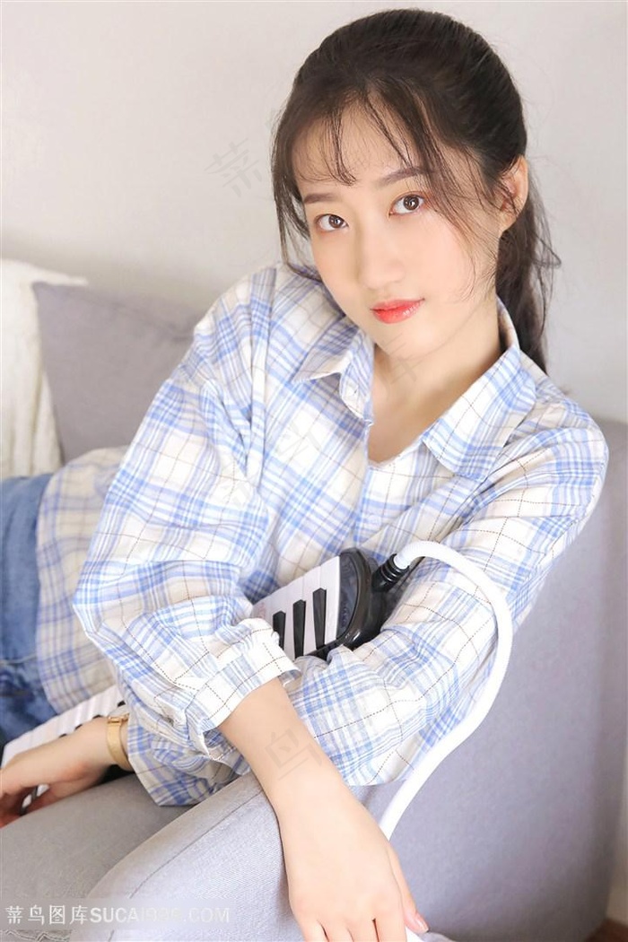 坐在沙发上的*清纯女生图片