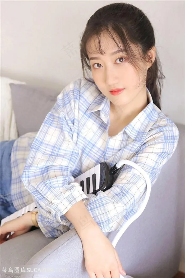 坐在沙发上的*清纯女生图片