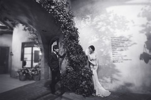 路边的情侣黑白照