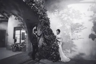 路边的情侣黑白照