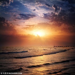 傍晚阳光下的海边素材图