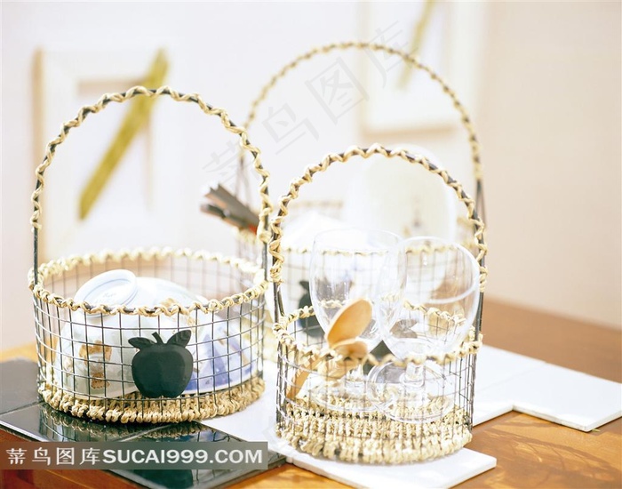 厨房里收纳器皿的篮子