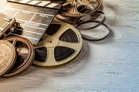 堆一起的胶布和黑板