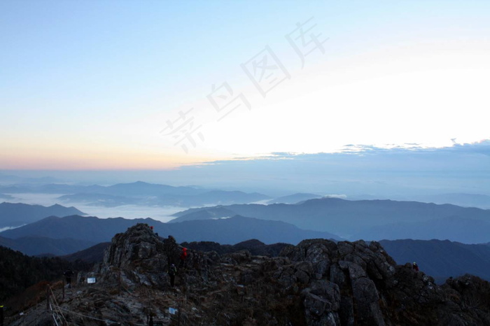 层叠山峦图片