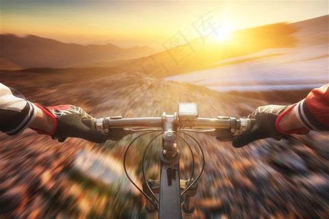 晚霞骑山地车的人物