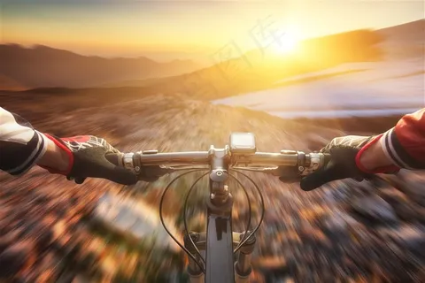 晚霞骑山地车的人物 晚霞骑山地车的人物