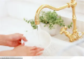 居家生活-洗盘子的主妇