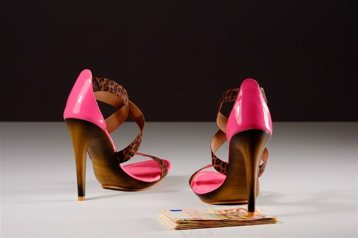 粉色漂亮的高跟鞋