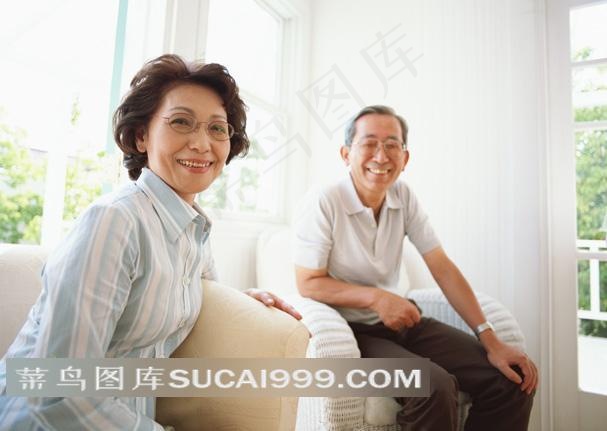 坐在沙发上的老人