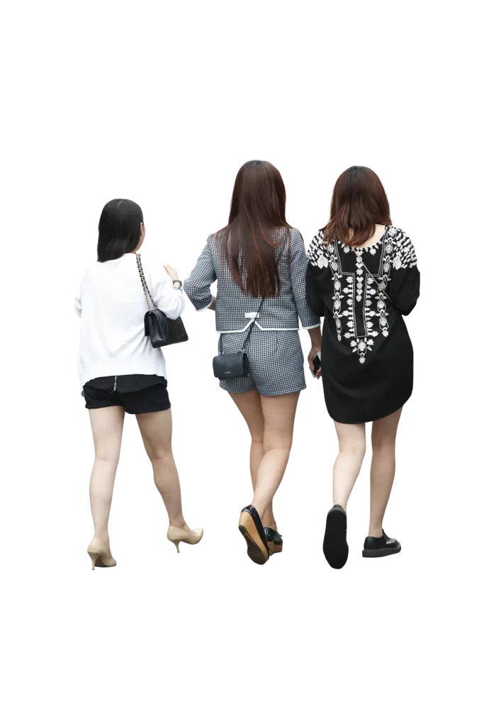 亚裔人物青年三个美女逛街
