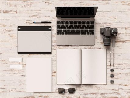 整齐摆放在桌上的办公用品高清