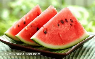 水果盘子里的红西瓜