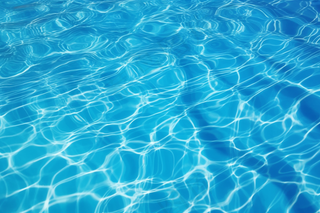 游泳池水阳光下蓝色波纹摄影图