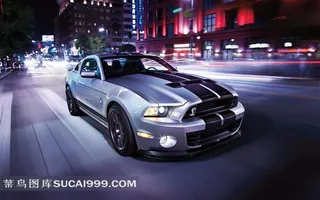 街上奔驰的高级跑车