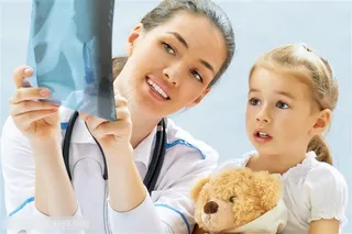 女医生给孩子检查身体高清图片