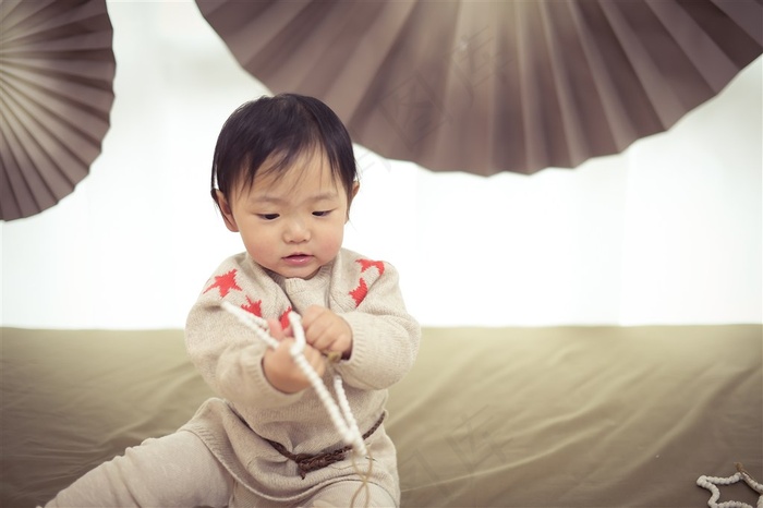 在玩玩具的可爱幼儿