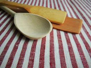 红色条纹桌布和木质的厨具