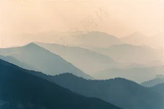 清晨山顶美丽的晨雾摄影图片