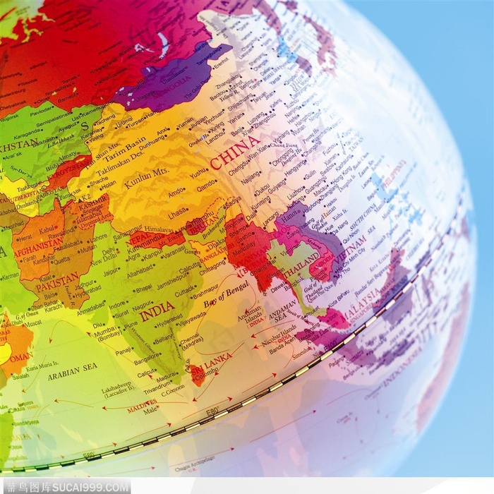 粉色灯光下的地球仪特写