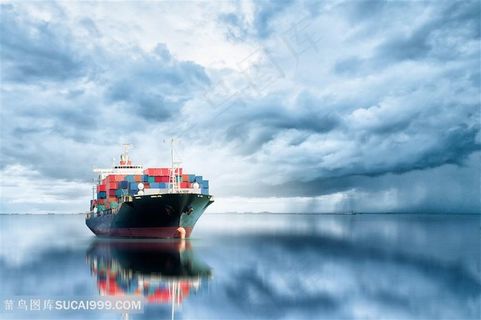阴云密布的天空下的巨型货轮