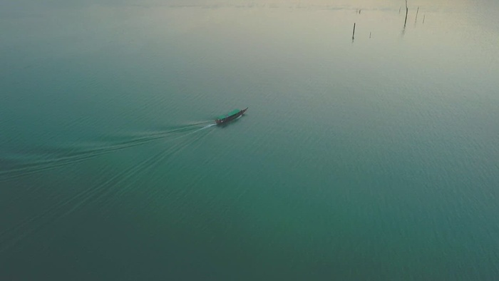 大湖上的摩托艇，碧蓝的海水