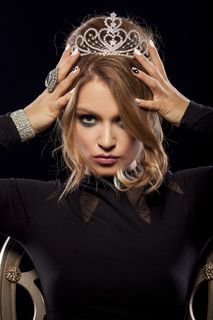 皇冠黑衣美女