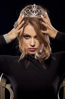 皇冠黑衣美女