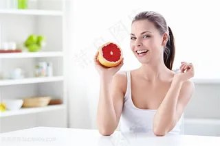 健康美女吃早餐的高清图片